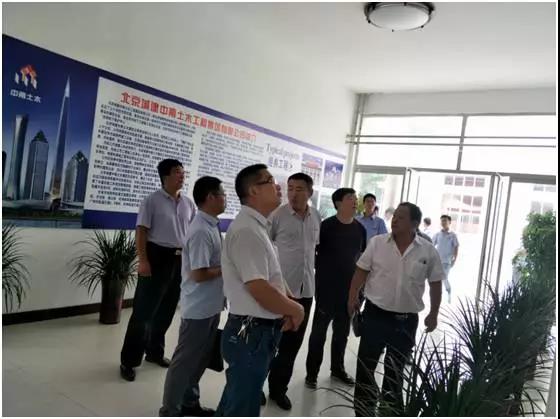 江苏省徐州市丰县建设局刘局长一行莅临铁军项目部考察调研工作(图1)