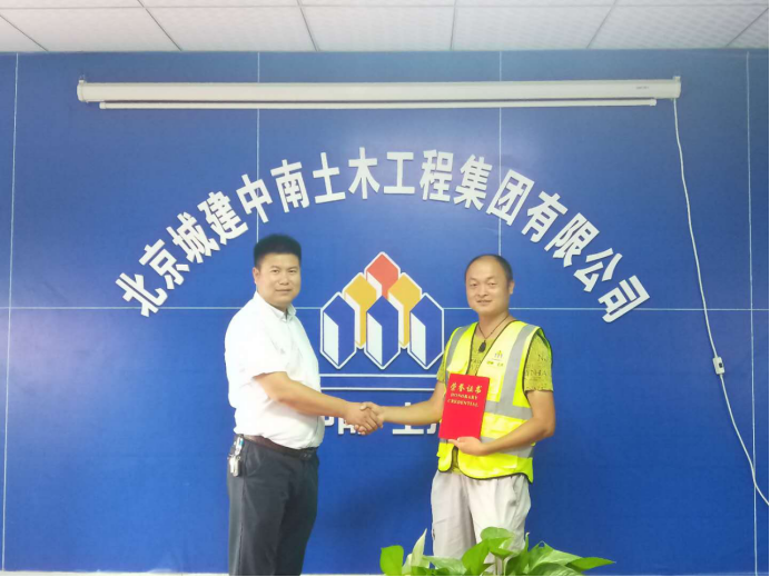 铁军模范之李秋晖｜像一棵常青藤 在工地上踏着欢快的舞步(图1)