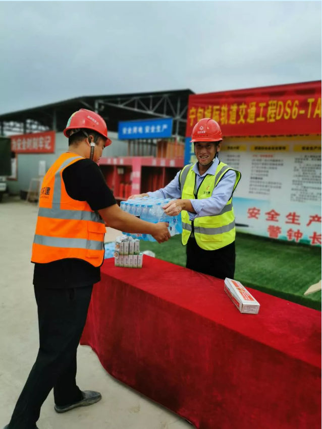 炎炎夏日送清凉 丝丝关爱暖人心(图1) 炎炎夏日送清凉 丝丝关爱暖人心(图1)